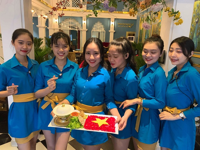Đà Nẵng: Chủ nhà hàng cổ vũ đội bóng Việt Nam bằng tô mì Quảng 