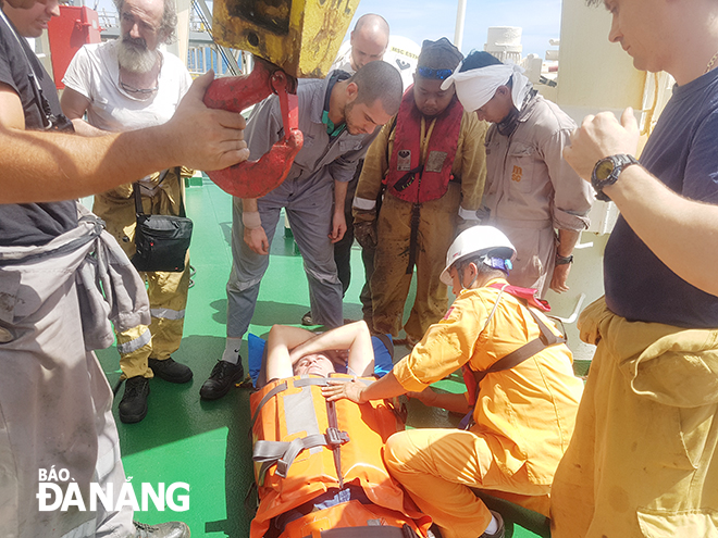 Cấp cứu kịp thời thuyền viên nước ngoài đau nặng trên biển