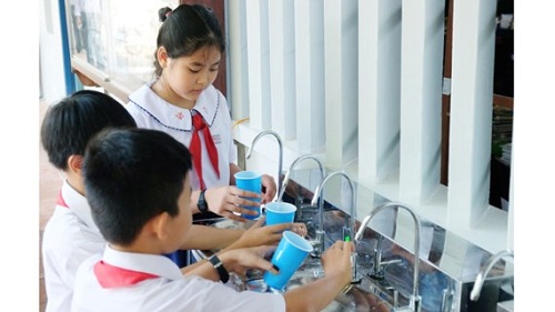 Đưa vào sử dụng 8 hệ thống lọc nước sạch cho học sinh