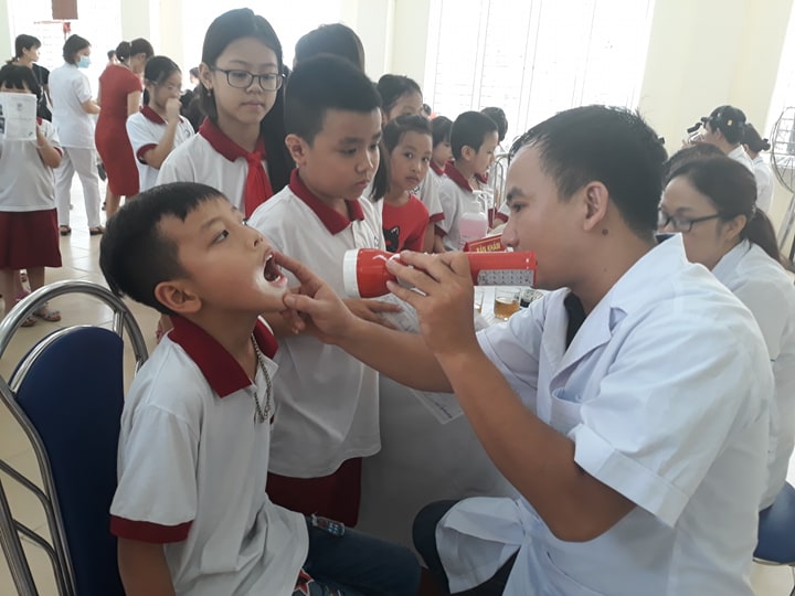 Khám sức khỏe cho trên 1.700 học sinh phường Hạ Đình sau vụ cháy Công ty Rạng Đông