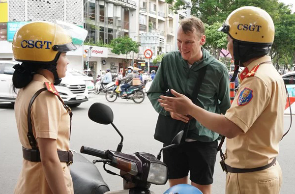 Tăng cường các biện pháp bảo đảm an toàn giao thông cho người nước ngoài