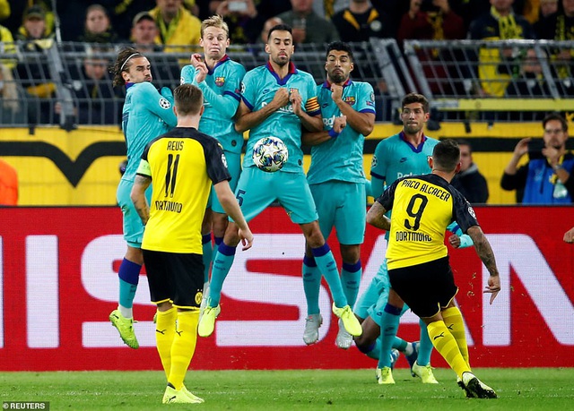 Reus đá hỏng phạt đền, Barcelona may mắn cầm hòa Dortmund
