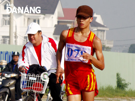 VĐV Nguyễn Thành Ngưng giành HCV đi bộ 20km nam