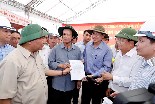 Hình ảnh Thủ tướng kiểm tra tuyến cao tốc Trung Lương-Mỹ Thuận
