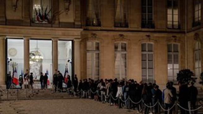 Hàng trăm người xếp hàng vào Điện Elysee tưởng nhớ ông Chirac