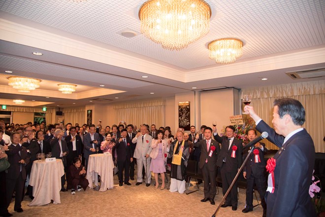 Participants in the ceremony in Tokyo on August 30 toast the 74th National Day of Vietnam (Photo: VNA)