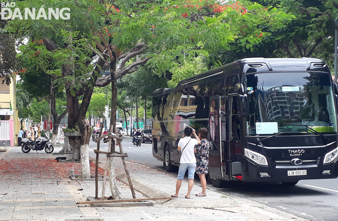 Hi hữu có phương tiện ô tô trên 30 chỗ vào trung tâm thành phố được Tổ công tác CSGT kiểm tra, xử phạt tại đường Trần Phú. 