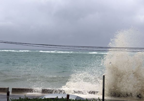 Sóng lớn ập vào bờ biển khi bão Dorian đổ bộ Bahamas ngày 1/9. Ảnh: AFP