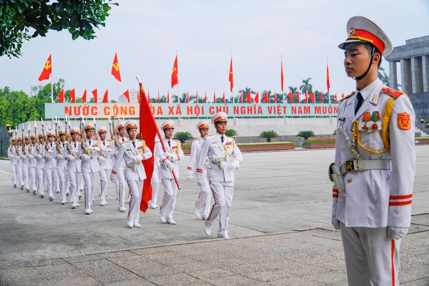 6 giờ sáng mỗi ngày, các chiến sỹ thuộc đoàn 275 (Bộ Tư lệnh bảo vệ lăng) đều thực hiện Nghi lễ thượng cờ tại Quảng trường Ba Đình lịch sử nhưng không khí của ngày hôm nay - 2-9 - đặc biệt hơn mọi ngày. (Ảnh: Minh Hiếu/Vietnam+)