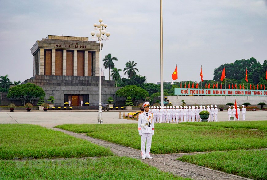 Trong khi thực hiện nghi thức trang trọng, tất cả mọi người đều phải dừng lại mọi hoạt động, nghiêm trang chứng kiến nghi thức thượng cờ.(Ảnh: Minh Hiếu/Vietnam+)