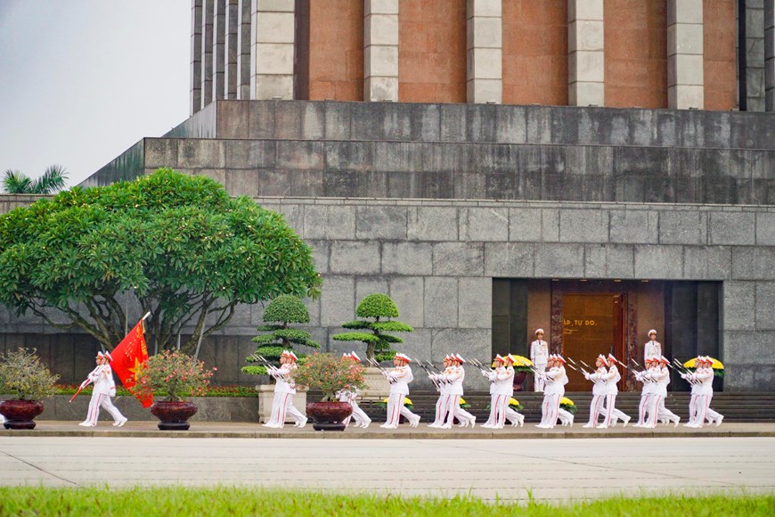 Đội tiêu binh diễu hành một vòng qua cửa lăng Bác rồi trở về vị trí cũ. (Ảnh: Minh Hiếu/Vietnam+)