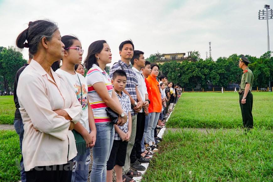 Rất nhiều người dân không kể già trẻ đều có mặt rất sớm để chứng kiến giây phút thiêng liêng này. (Ảnh:Minh Hiếu/Vietnam+)