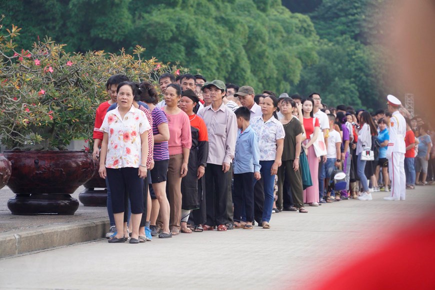 Đoàn người đang xếp hàng ngay ngắn đợi thắp hương. (Ảnh: Minh Hiếu/Vietnam+)