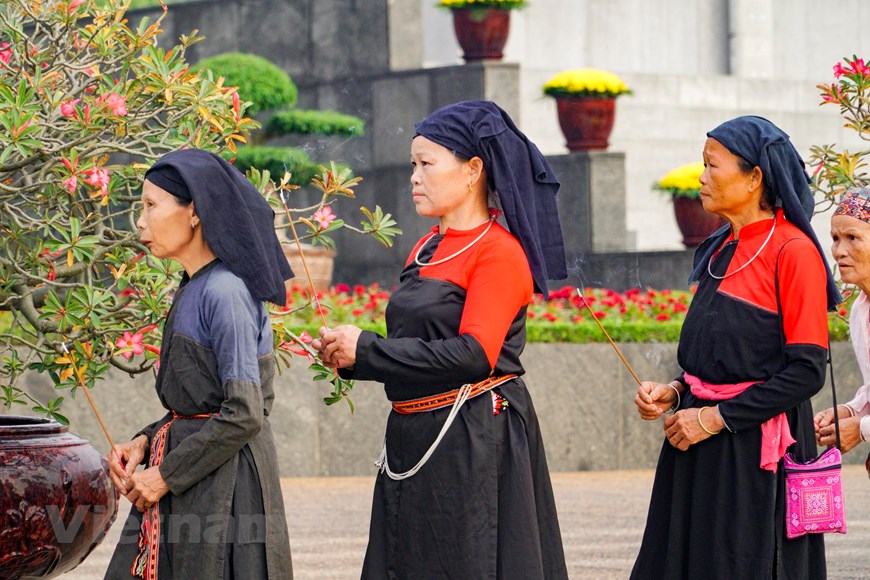 Có những người từ miền núi xa xôi cũng về Hà Nội tỏ lòng thành kính với Bác nhân ngày Quốc khánh. (Ảnh: Minh Hiếu/Vietnam+)