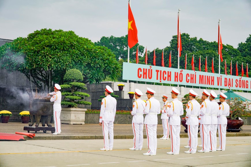 Đoàn vệ binh đứng thắp hương viếng Bác. (Ảnh: Minh Hiếu/Vietnam+)