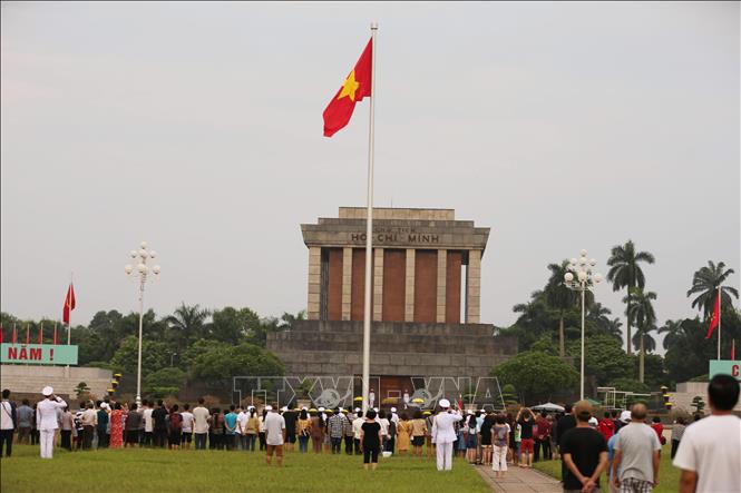 Người dân đứng chào cờ Tổ quốc trên Quảng trường Ba Đình, sáng 2-9-2019. Ảnh: Văn Nam/TTXVN phát