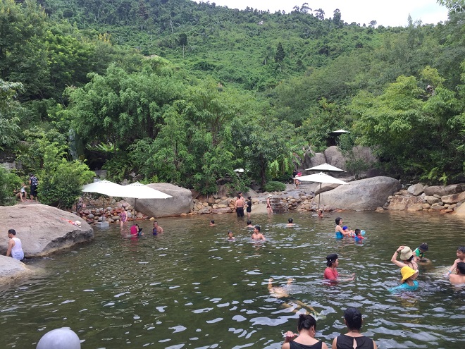 Rất đông du khách thích thú ngâm mình dưới dòng suối khoáng nóng.
