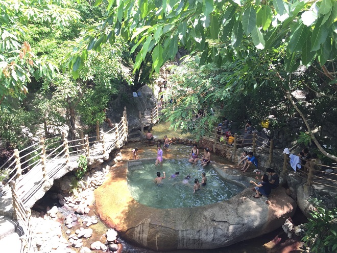 Rất đông du khách thích thú ngâm mình dưới dòng suối khoáng nóng.