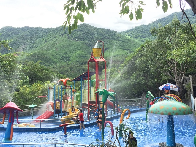 Hồ bơi dành cho trẻ em cũng là địa điểm được nhiều du khách yêu thích. Ở đây các bạn nhỏ có thể thoải mái vui chơi với nhiều trò chơi dưới nước vui nhộn.