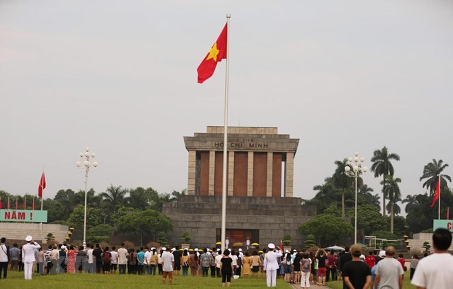 As many as 50,066 people, including 1,462 foreigners, paid tribute to President Ho Chi Minh at his mausoleum in Ha Noi during the National Day holiday which lasts from August 31 to September 2. (Photo: VNA)