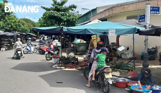 Tuyến đường Tống Duy Tân (cạnh chợ Hòa Mỹ, Liên Chiểu) cũng thường xuyên bị lấn chiếm vỉa hè và cả lòng đường (ảnh chụp sáng 26-8).