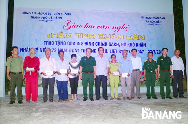 Lực lượng vũ trang thành phố giao lưu, tặng quà cho gia đình chính sách, hộ khó khăn tại xã Hòa Bắc, huyện Hòa Vang năm 2019.