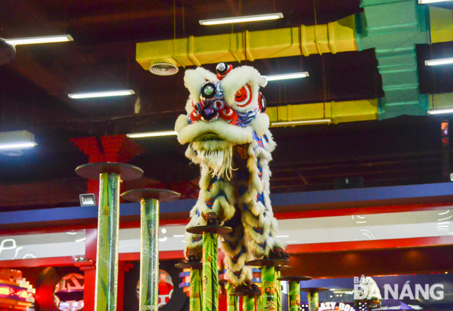 A view of a pole-climbing performance by a troupe from the Mekong Delta province of An Giang, showcasing different stunts atop the pillars