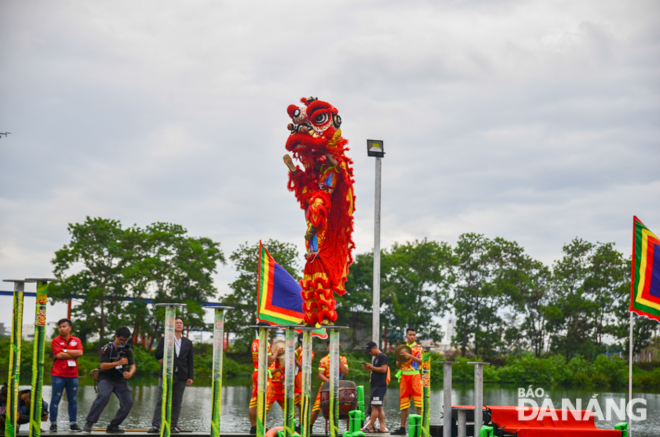    To the powerful drumbeats, these high-pole lion dancers are usually skillful kung fu practitioners so as to afford the strength and skill needed for the performances