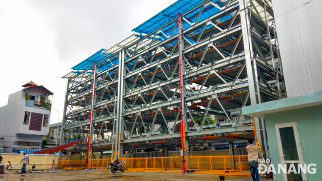 Covering a total area of more than 1,000m2, the modern multi-storey car parking is the first of its kind in the city, using advanced technologies and equipment imported from Japan