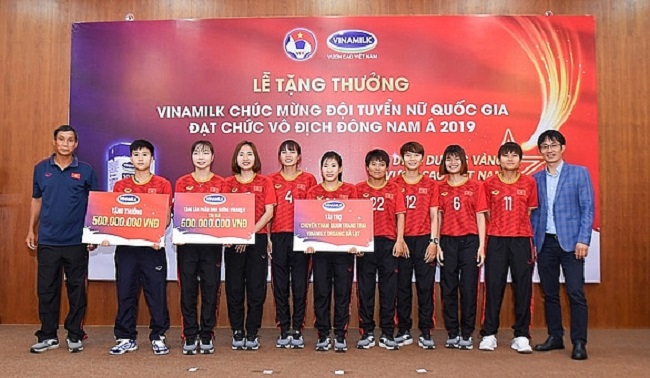 Ông Phan Minh Tiên, Giám đốc Điều hành Marketing & Kinh doanh Vinamilk đại diện trao tặng các phần thưởng cho Đội tuyển Bóng đá nữ quốc gia.