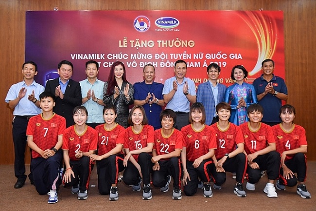 Các đại biểu dự lễ trao thưởng chúc mừng Đội tuyển Bóng đá nữ quốc gia vô địch Đông Nam Á 2019.