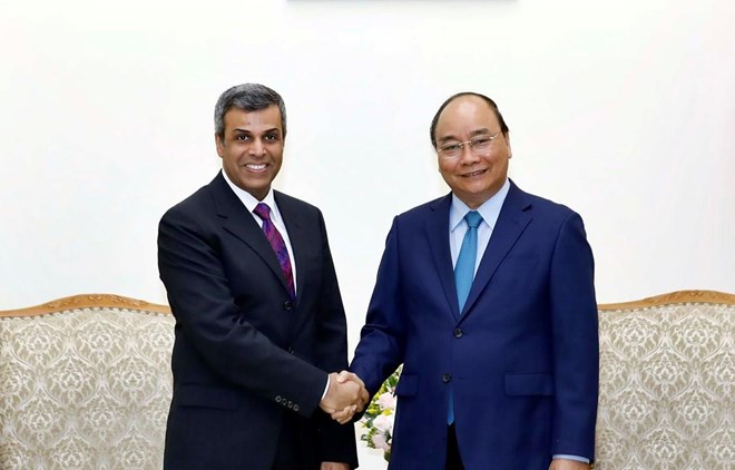 Prime Minister Nguyen Xuan Phuc (R) and Kuwaiti Minister of Oil and Electricity and Water Khaled Ali Al Fadhel (Photo: VNA) 