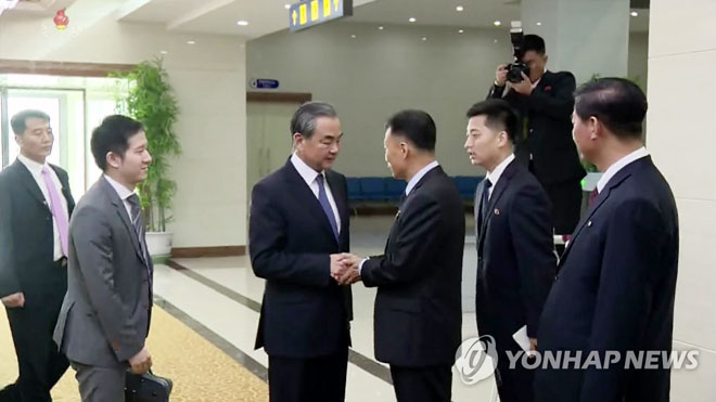 Ngoại trưởng Trung Quốc Vương Nghị (thứ ba, từ trái sang) đến sân bay quốc tế Bình Nhưỡng ngày 2-9.  									            Ảnh: Yonhap