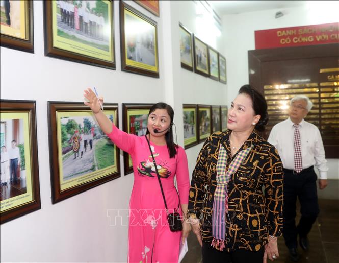 Chủ tịch Quốc hội Nguyễn Thị Kim Ngân thăm Đền thờ cụ Phó bảng Nguyễn Sinh Sắc.