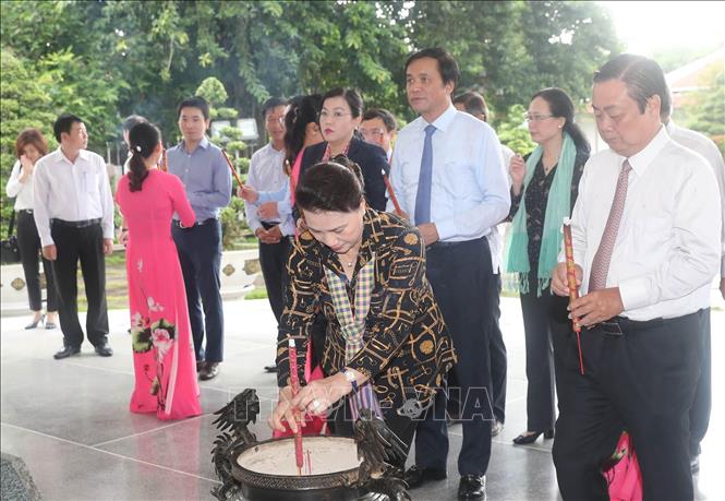 Chủ tịch Quốc hội Nguyễn Thị Kim Ngân dâng hương và thăm khu mộ cụ Phó bảng Nguyễn Sinh Sắc.