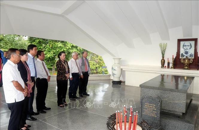 Chủ tịch Quốc hội Nguyễn Thị Kim Ngân dâng hương và thăm khu mộ cụ Phó bảng Nguyễn Sinh Sắc.