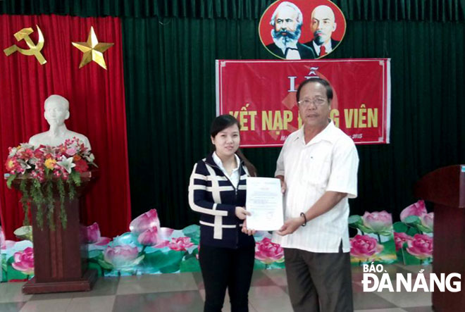 Ông Hồ Duy Khánh (phải), Bí thư chi bộ 18, Đảng bộ phường Hòa Xuân trao Quyết định kết nạp đảng viên cho quần chúng ưu tú ở khu dân cư.
