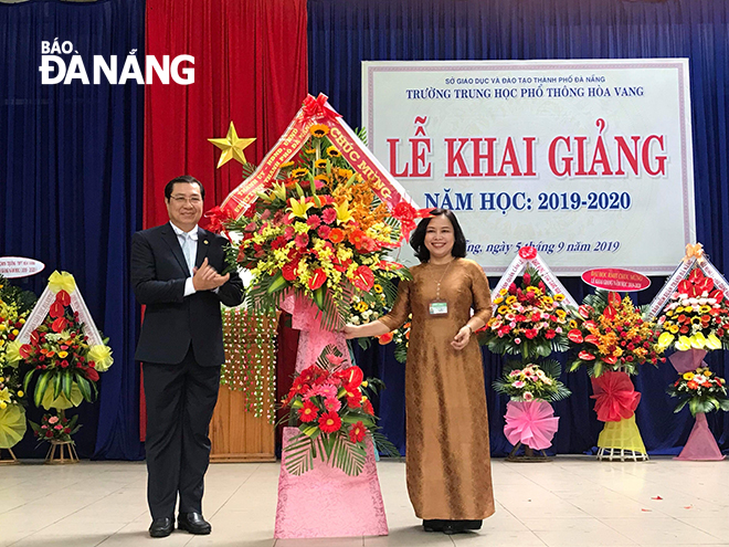 Chủ tịch UBND thành phố Huỳnh Đức Thơ tặng hoa chúc mừng thầy và trò Trường THPT Hòa Vang. Ảnh: NGỌC PHÚ