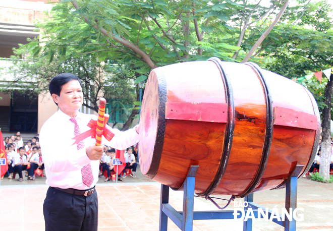 Chủ tịch HĐND thành phố Nguyễn Nho Trung đánh trống khai trường tại Trường THCS Trần Đại Nghĩa. Ảnh: Thanh Tình