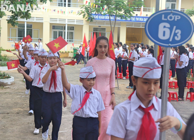 Đón học sinh lớp 6 tại Trường THCS Nguyễn Chơn. Ảnh; NGỌC HÀ