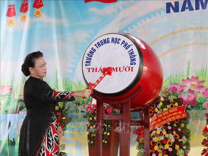 Chủ tịch Quốc hội Nguyễn Thị Kim Ngân đánh trống khai giảng năm học mới tại Trường THPT Tháp Mười. Ảnh: TTXVN