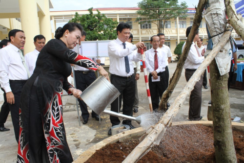 Chủ tịch Quốc hội cùng các đại biểu trồng cây lưu niệm tại trường. Ảnh: giaoducthoidai.vn