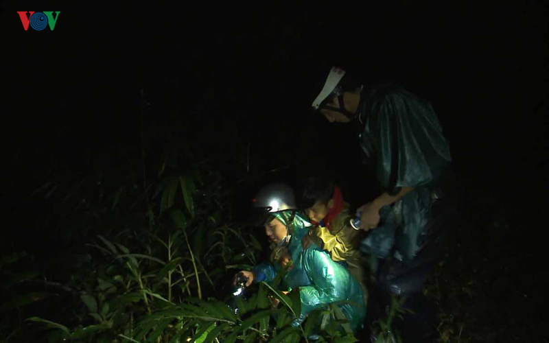 Thầy giáo hằng đêm băng rừng, lội suối tìm, vận động các em đến trường, đến lớp là những câu chuyện cảm động trong ngày khai giảng ở Kroong, huyện Kbang, tỉnh Gia Lai. Ảnh: Công Bắc/VOV - Tây Nguyên.