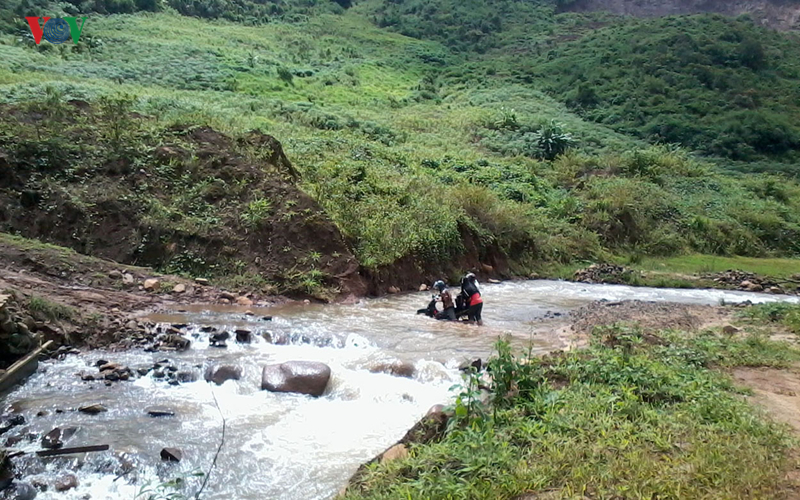 Nước trên các suối dâng cao khiến việc đi lại ở huyện Tu Mơ Rông (Kon Tum) hết sức khó khăn. Ảnh: Khoa Điềm/VOV - Tây Nguyên.
