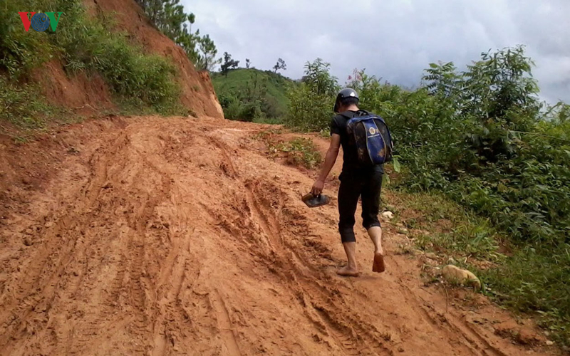 Đường trơn trượt gây khó khăn cho học sinh đến trường ở huyện Tu Mơ Rông (Kon Tum). Ảnh: Khoa Điềm/VOV - Tây Nguyên.