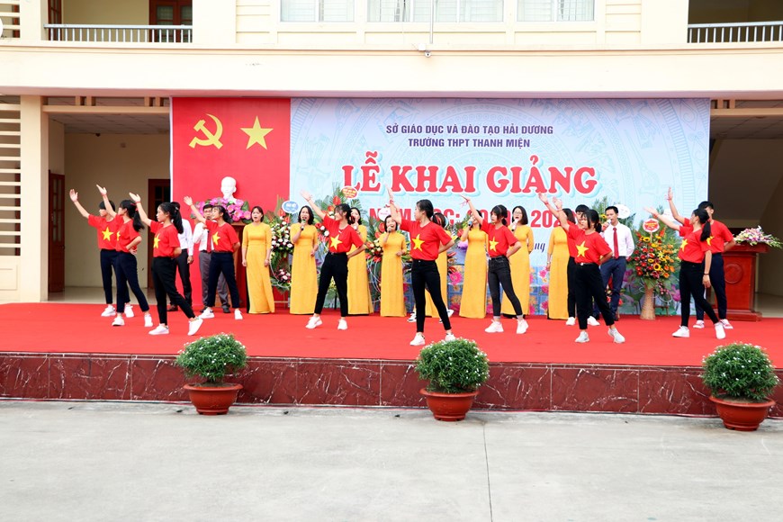 Một tiết mục văn nghệ của thầy và trò trường THPT Thanh Miện, huyện Thanh Miện, tỉnh Hải Dương chào mừng lễ khai giảng. (Ảnh: Mạnh Minh/ TTXVN)