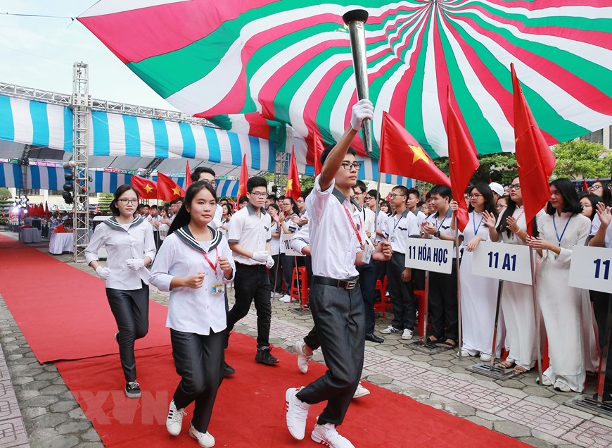 Lễ rước đuốc đón năm học mới tại trường Trung học phổ thông chuyên Lê Hồng Phong, tỉnh Nam Định. (Ảnh: Lâm Khánh/TTXVN)