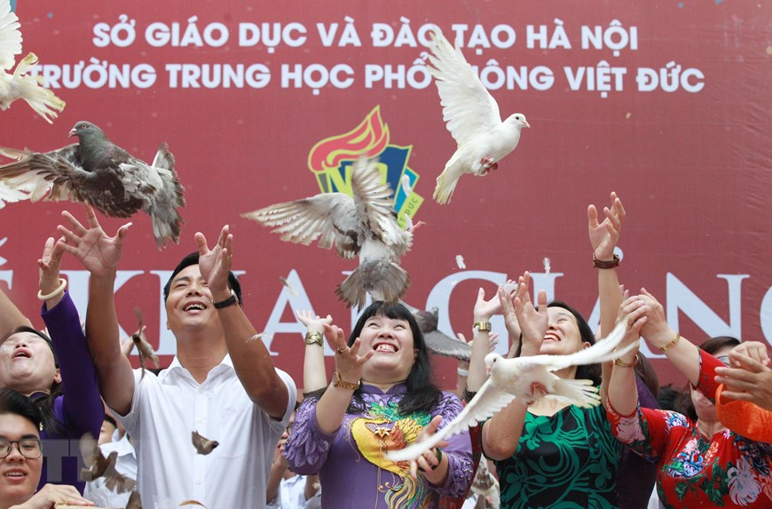 Thả chim bồ câu trong Lễ khai giảng năm học mới 2019-2020 tại Trường THPT Việt Đức (Hà Nội). (Ảnh: Quang Hải/TTXVN)
