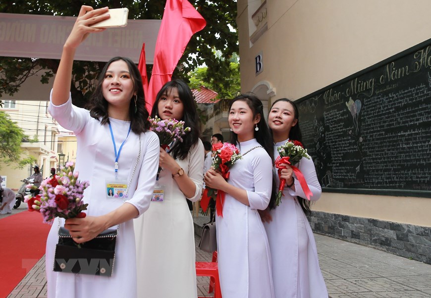 Nữ sinh dự Lễ khai giảng tại trường Trung học phổ thông chuyên Lê Hồng Phong, tỉnh Nam Định. (Ảnh: Lâm Khánh/TTXVN)