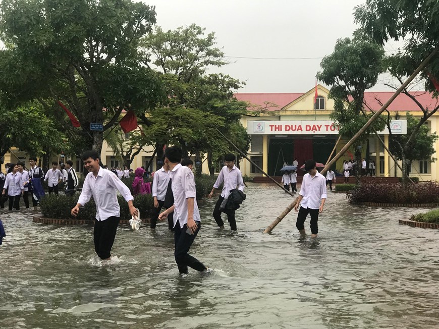 Vượt mưa lũ, nhiều trường học ở Hà Tĩnh tổ chức chu đáo lễ khai giảng. (Ảnh: Hoàng Ngà/TTXVN)